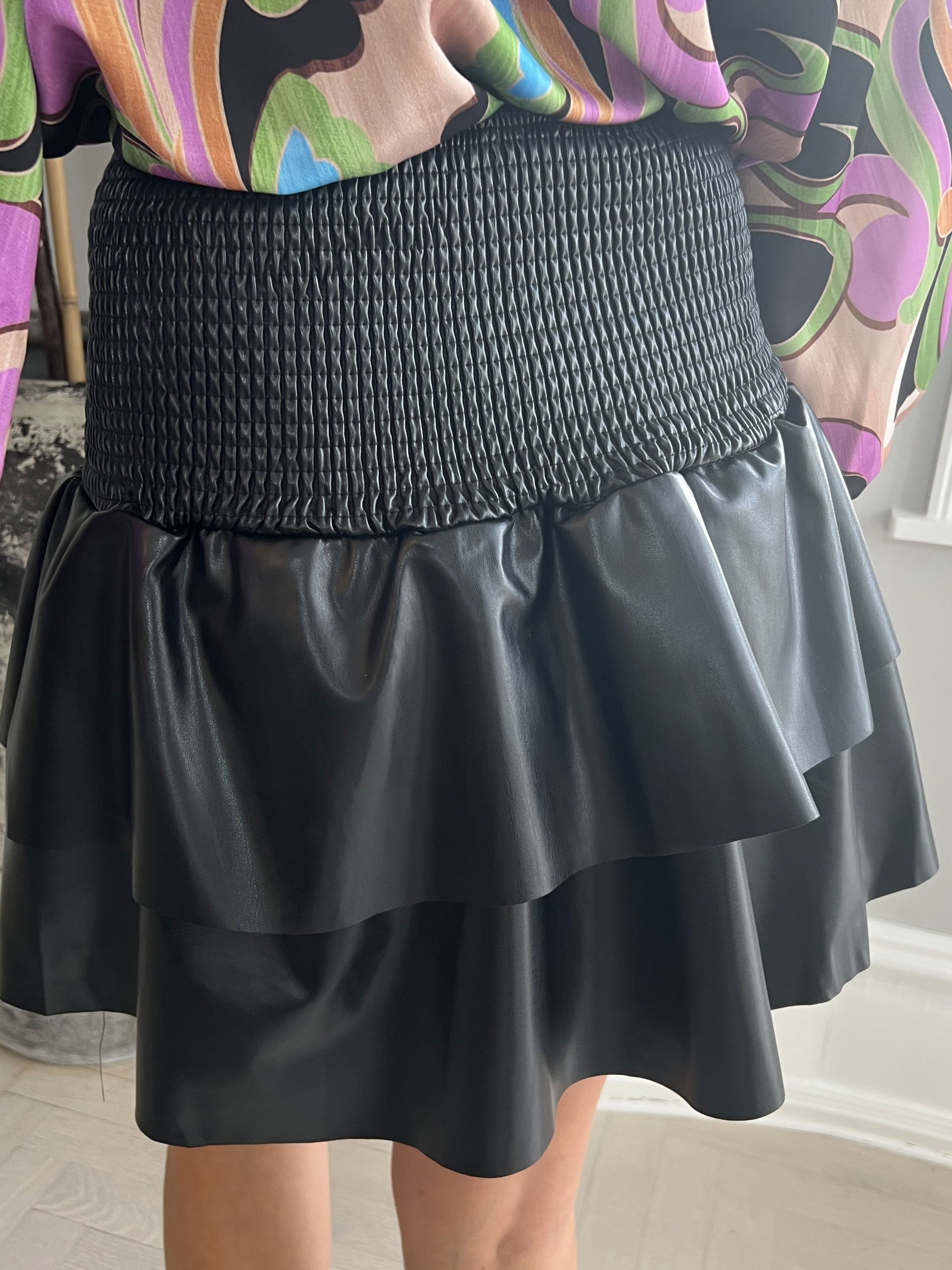 Zaza - Flæsenederdel i læderlook med elastik stykke